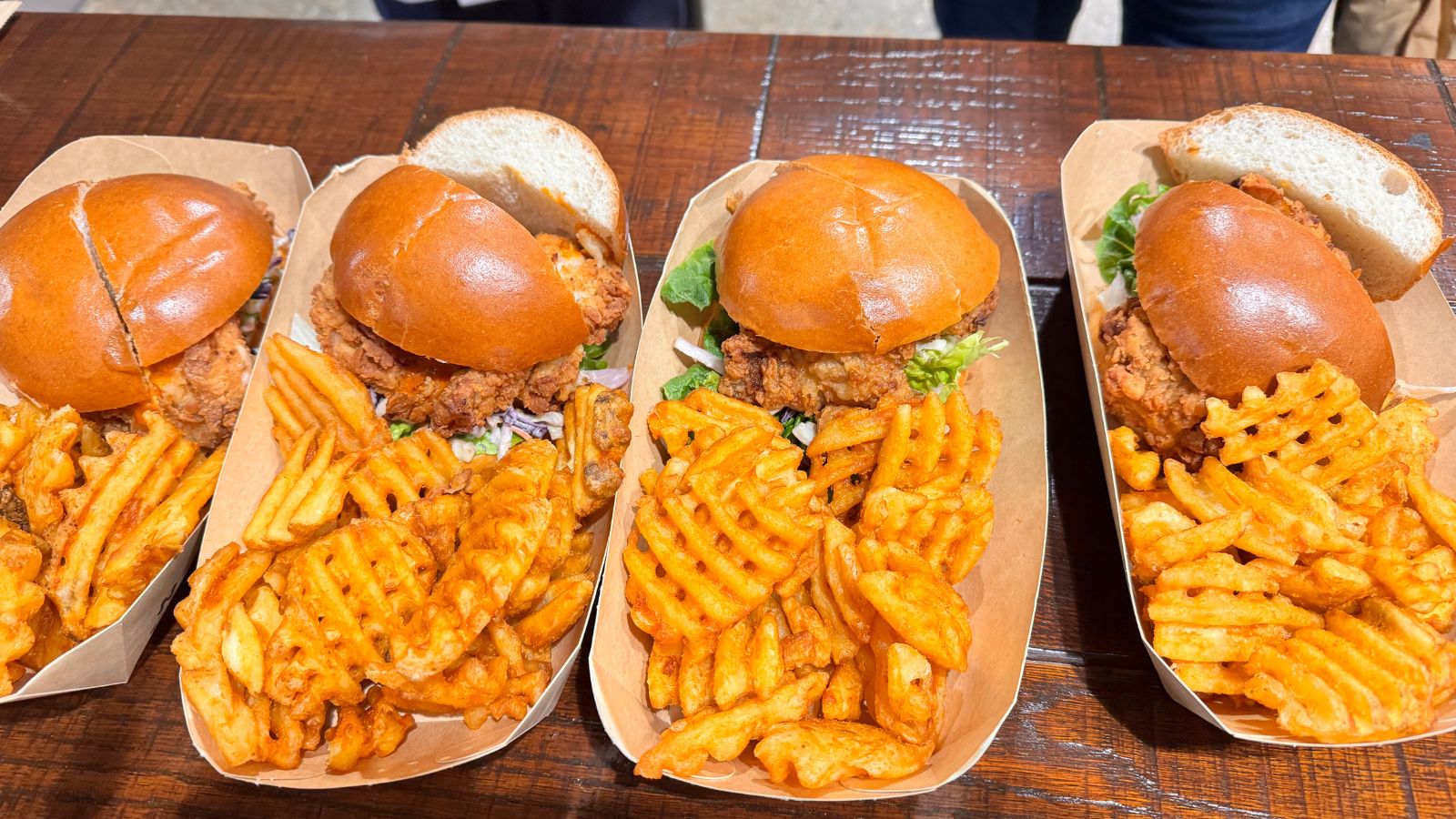 In retailcatering worden burgers van kip geserveerd met fried wedges